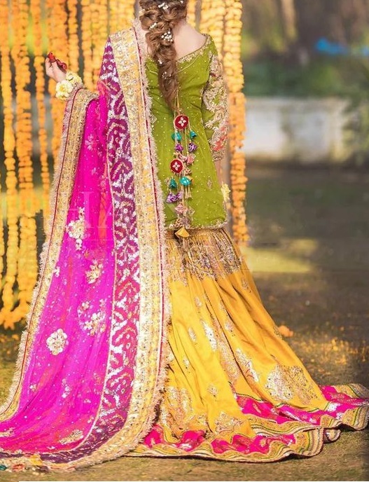 Prettiest mehndi bride 'Naima' Photoshoot by Arslan Ali Instagram@zastudios  #naimawedsza… | Pakistani mehndi dress, Bridal mehndi dresses, Wedding  outfits for women